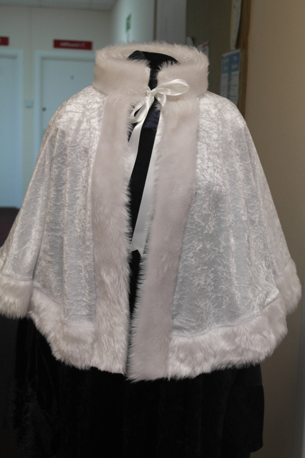 Short cape edged in faux fur Crushed velvet