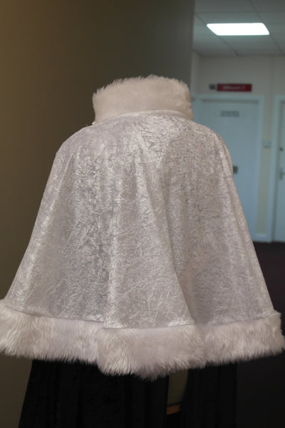Short cape edged in faux fur Crushed velvet