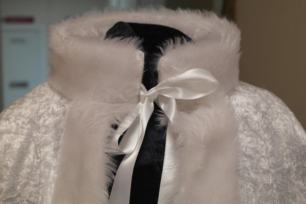 Short cape edged in faux fur Crushed velvet