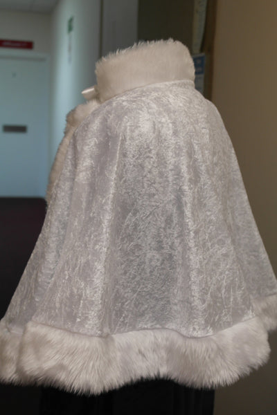 Short cape edged in faux fur Crushed velvet