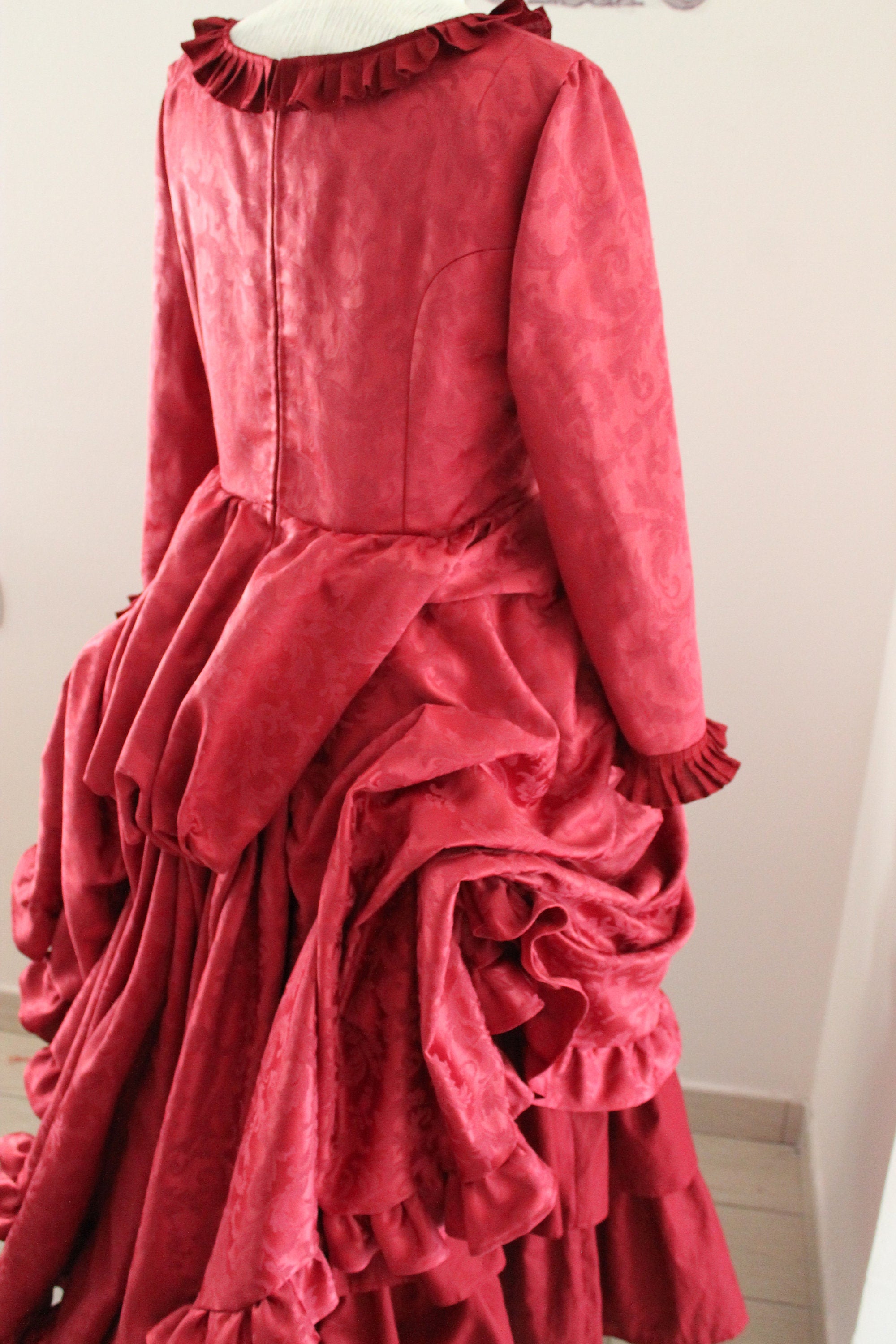 Enola Holmes red suit – Cosplayrr